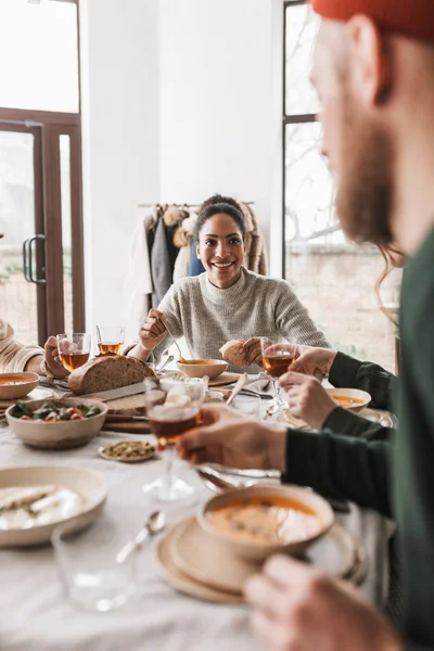 Alegre Mujer Afroamericana Con Pelo Rizado Oscuro Sentada Mesa Comiendo — Foto de Stock