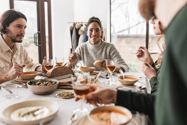 Mujer Afroamericana Sonriente Con Pelo Rizado Oscuro Sentada Mesa Comiendo — Foto de Stock