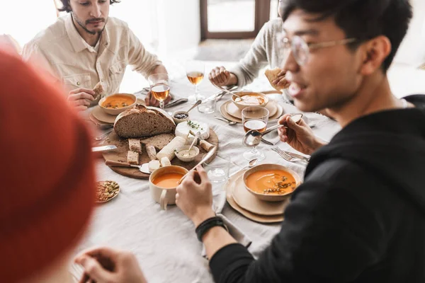 Close Foto Van Tabale Vol Voedsel Groep Internationale Vrienden Lunch — Stockfoto