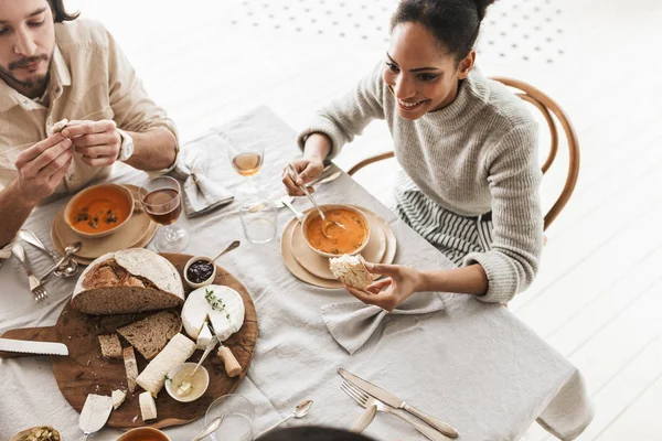 Vista Superior Sonriente Mujer Afroamericana Sentada Mesa Comiendo Sopa Crema — Foto de Stock