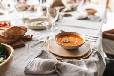 Kafede öğle yemeği masada kadar dolu krem kabak çorba kadar yakın