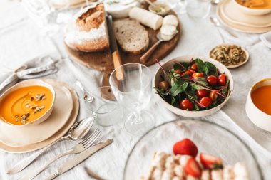Kafede öğle kremalı balkabağı çorbası ve ahşap tahta üzerinde taze ekmek kase kadar yakın