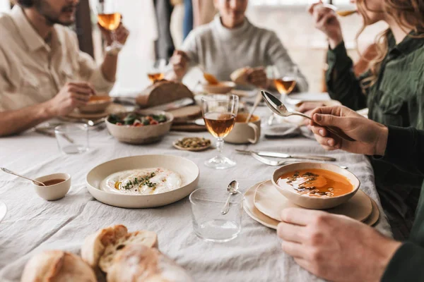 Primer Grupo Jóvenes Sentados Mesa Llenos Deliciosa Comida Almorzando Acogedora — Foto de Stock