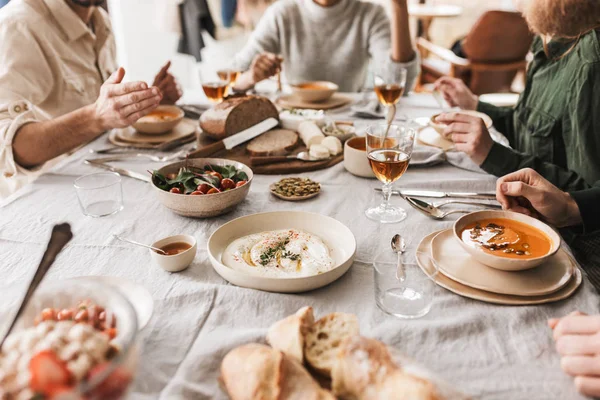 Primer Grupo Jóvenes Sentados Mesa Llenos Deliciosa Comida Copas Vino — Foto de Stock