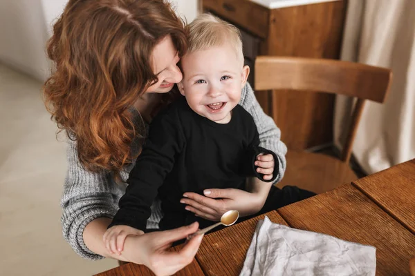 Mujer Joven Con Pelo Rojo Suéter Punto Sosteniendo Pequeño Hijo — Foto de Stock