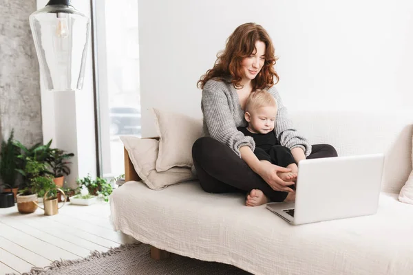 Ung Vacker Kvinna Som Sitter Soffan Med Henne Lite Stilig — Stockfoto