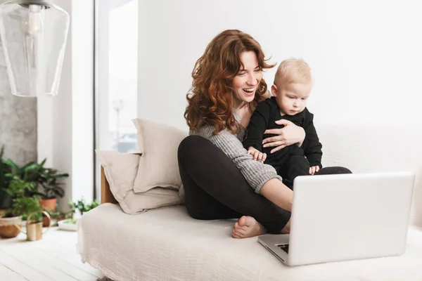 Ung Glad Kvinna Sitter Soffan Med Henne Lite Stilig Son — Stockfoto