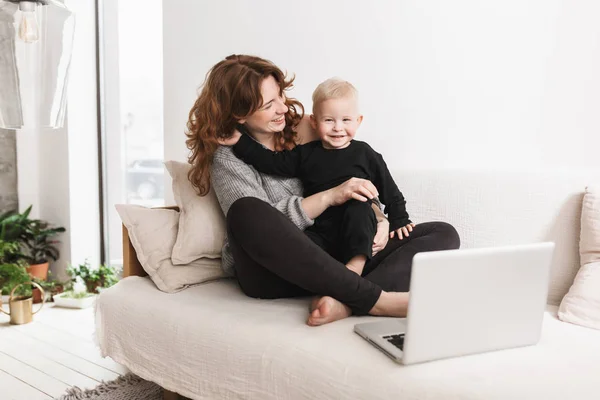 Ung Vacker Kvinna Som Sitter Soffan Med Hennes Lilla Leende — Stockfoto