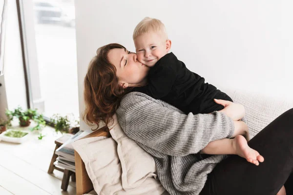 Ung Söt Kvinna Liggande Soffan Drömmande Kysser Hennes Lite Stilig — Stockfoto