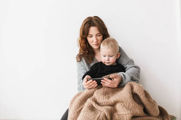 Unga Vackra Mamma Med Rött Hår Stickad Tröja Sitter Golvet — Stockfoto