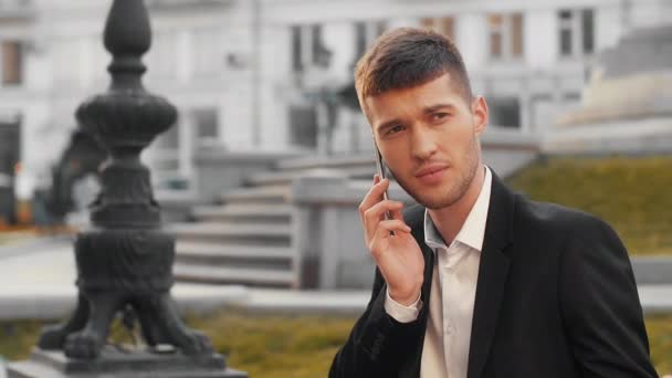 Podnikatel Mluví Telefonu Náměstí Města Při Západu Slunce Mladý Muž — Stock video
