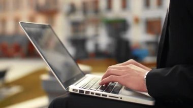 Erkek el laptop klavye üzerinde arka plan caddenin ile yazarak görüntüsünü kapatın. İşadamı yazarak eller 
