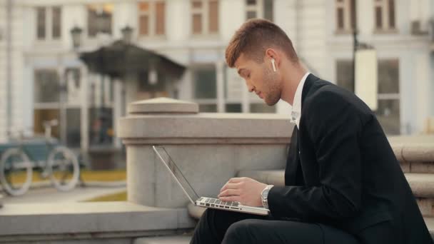 Giovanotto Suite Che Lavora Portatile Tenendolo Sulle Ginocchia Uomo Affari — Video Stock