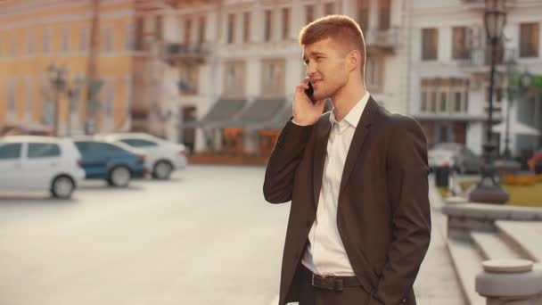 Empresario Hablando Por Teléfono Cogido Mano Bolsillo Plaza Ciudad Atardecer — Vídeo de stock