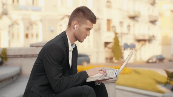 Jonge Man Een Suite Typen Laptop Bedrijf Zijn Handen Geconcentreerd — Stockvideo