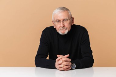 Gri saç ve sakal gözlük ve swea ile eski yakışıklı adam