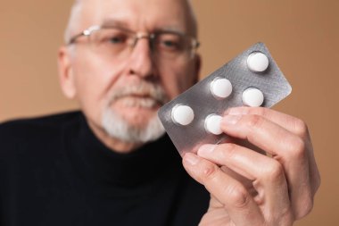 Gözlük ve swea gri sakallı yakışıklı ihtiyar kapatın