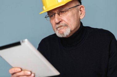 Gözlük ve sarı Emanet gri sakallı yaşlı adam kadar kapatın