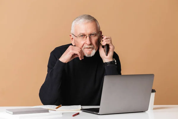 Old attractive man with gray hair and beard in eyeglasses and sw — Stock Photo, Image