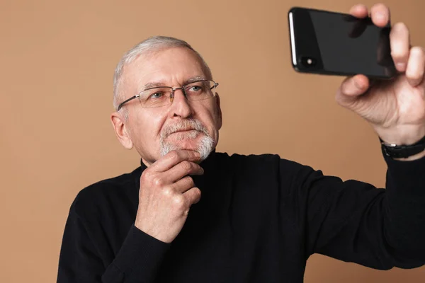 Old attractive man with gray hair and beard in eyeglasses and sw — Stock Photo, Image