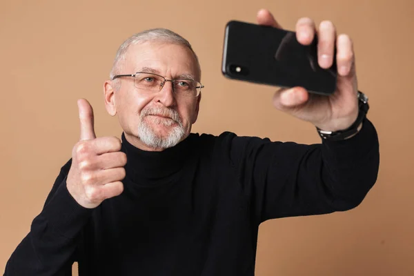 Vecchio bell'uomo con capelli grigi e barba in occhiali e sudore — Foto Stock