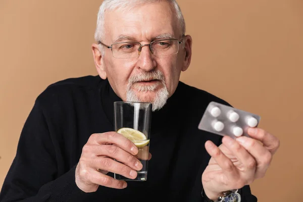 Old sick man with gray hair and beard in eyeglasses and sweater — Stock Photo, Image