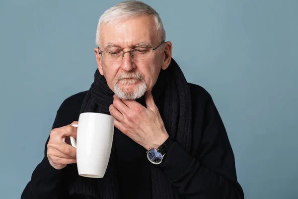 Old sick man with gray hair and beard in eyeglasses and scarf th — Stock Photo, Image