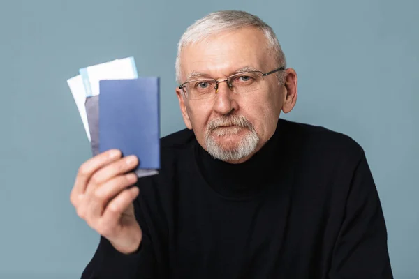 Old handsome man with gray hair and beard in eyeglasses and swea — Stock Photo, Image