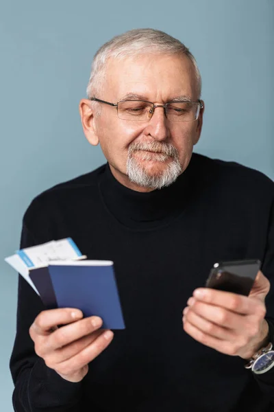 Old handsome smiling man with gray hair and beard in eyeglasses — Stock Photo, Image