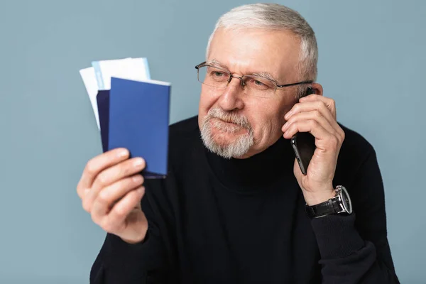 Old handsome smiling man with gray hair and beard in eyeglasses — Stock Photo, Image