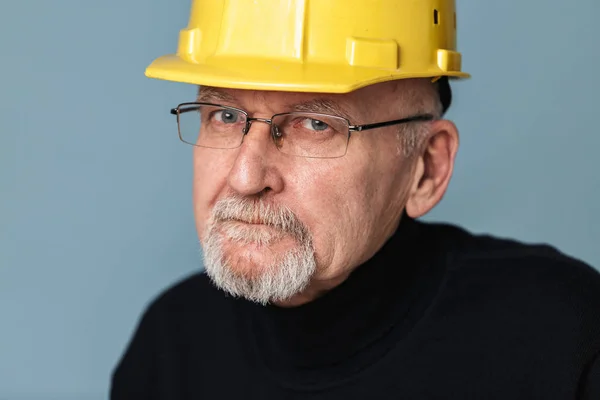 Close up old attractive man with gray beard in eyeglasses and ye — Stock Photo, Image