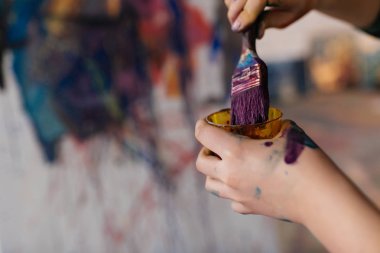 Paint Brush eglence tutan boyalar kadın elleri fotoğraf yakın çekim