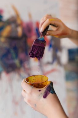 Paint Brush pre tutan boyalarda kadın elleri fotoğraf yakın çekim