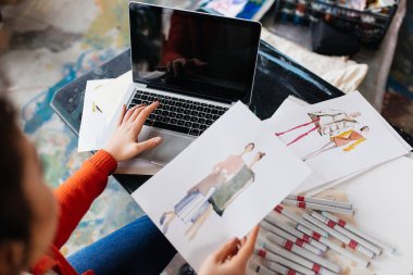 Genç kadının masanın üstünde Laptop w üzerinde çalışan oturan üst görünümü