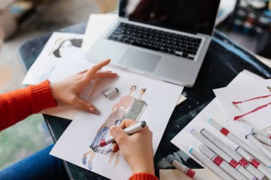 Moda illüstrasyonlar dizüstü n ile çizim kadın eller yukarı kapatın