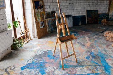 Modern rahat sanat atölyesinde klasik ahşap şövale fotoğraf yakın çekim