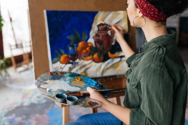 Arkada oturan Koyu kıvırcık saçlı Genç güzel kadın 