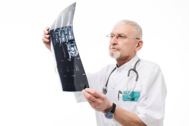 Gözlük gri saçlı ve sakallı yaşlı yakışıklı doktor ve sen