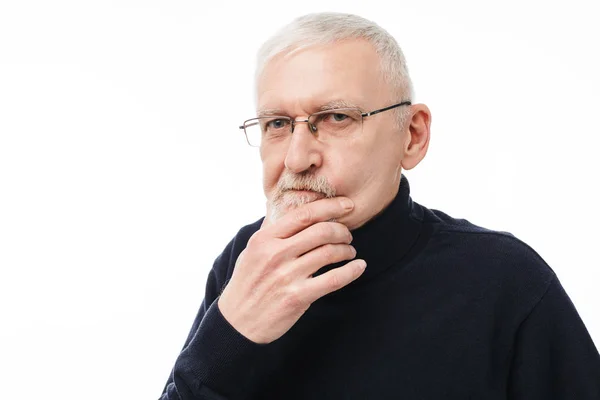 Retrato de homem bonito velho com cabelo grisalho e barba em óculos — Fotografia de Stock