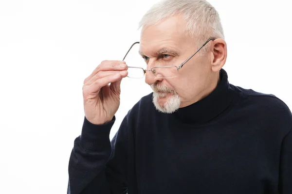 Close up vecchio uomo serio con i capelli grigi e la barba negli occhiali — Foto Stock