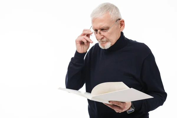 Old handsome man with gray hair and beard in eyeglasses and blac — Stock Photo, Image