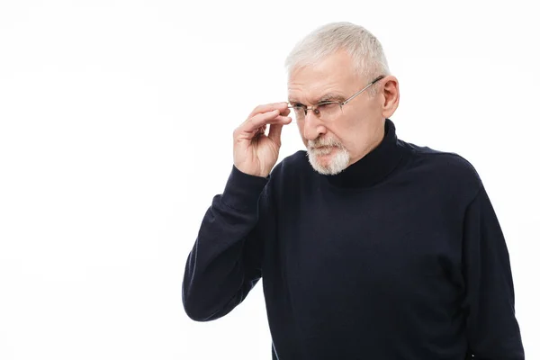 Vecchio uomo attraente con i capelli grigi e la barba negli occhiali e bl — Foto Stock