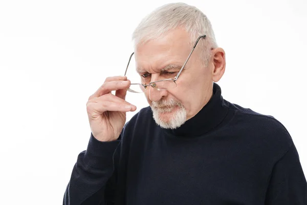 Old handsome serious man with gray hair and beard in eyeglasses — Stock Photo, Image