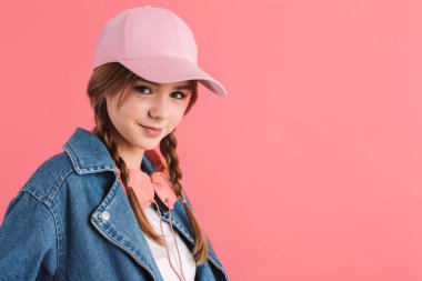 Denim ja iki örgü ile genç güzel neşeli kız Portresi