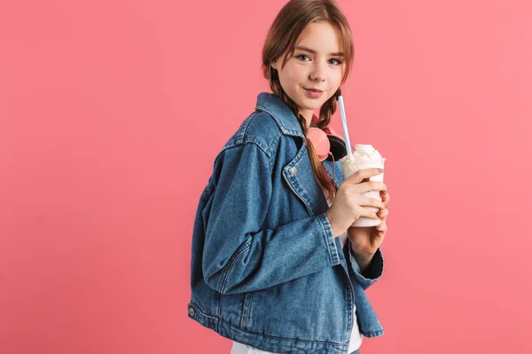 Jonge mooie lachende dame met twee vlechten in denim jas met h — Stockfoto