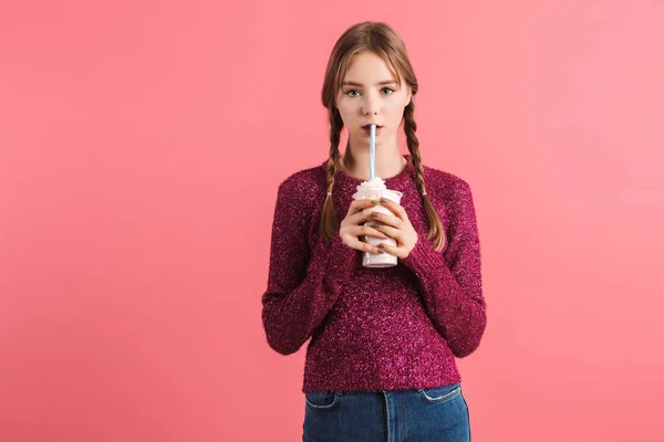 Młoda dziewczyna marzycielka z dwoma warkoczami w swetrze i jeansach pijących — Zdjęcie stockowe