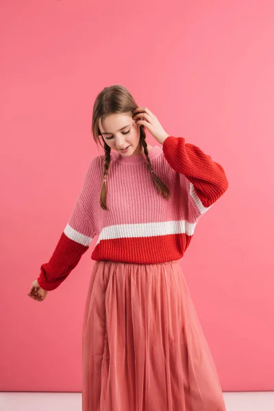 Menina bonita nova com duas tranças em suéter e saia longa h — Fotografia de Stock