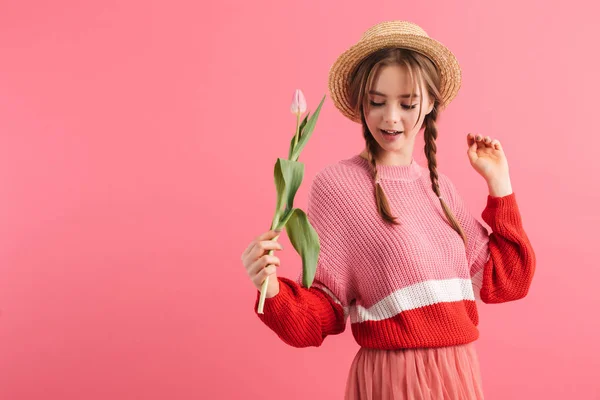 Giovane bella ragazza con due trecce in maglione e cappello di paglia holdi — Foto Stock