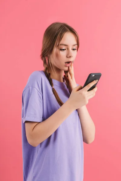 Giovane ragazza attraente con due trecce in t shirt lilla sorprendentemente — Foto Stock