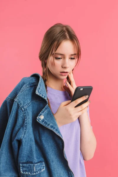 Giovane ragazza attraente con due trecce in t-shirt lilla e denim — Foto Stock